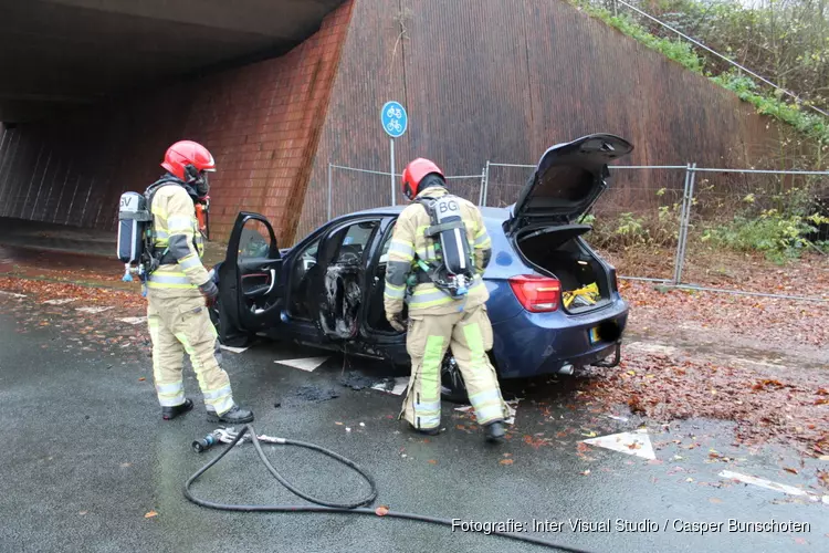 Auto in brand tijdens het rijden in Blaricum