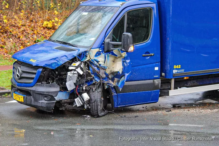 Gehuurde bakwagen botst op rotonde tegen palen in Huizen