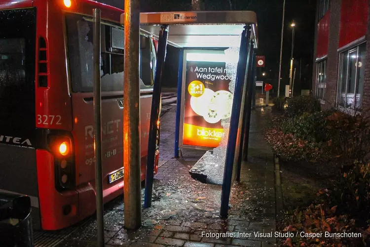 Bus keert tijdens route en komt vast te zitten