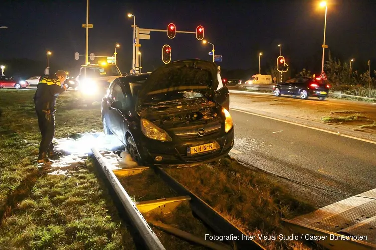 Auto in brand tijdens het rijden in Muiden