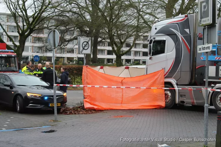 Vrouw overleden na aanrijding met vrachtwagen in Naarden