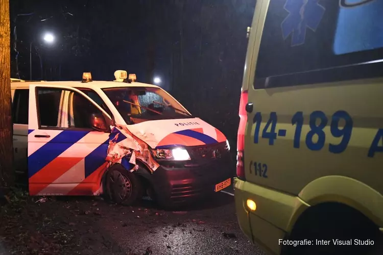 Politiebusje onderweg naar melding krijgt ongeluk