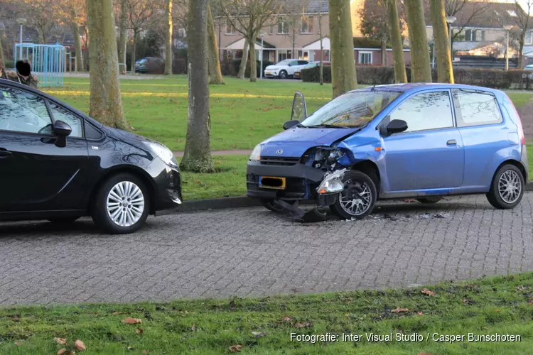 Automobilist raakt gewond bij botsing in Huizen