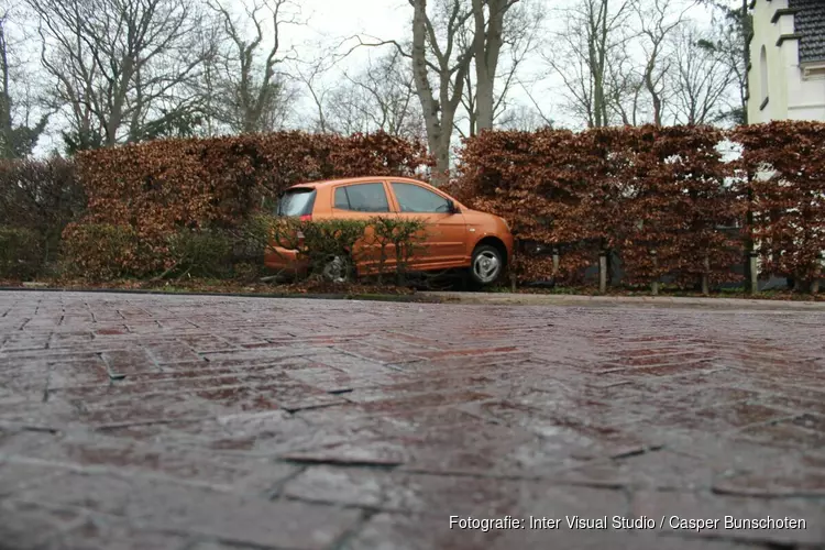 Twee ongelukken in dezelfde straat door spekgladde weg in Laren