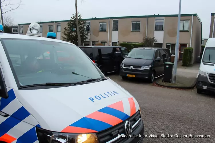 Forensische opsporing doet onderzoek in woning in Huizen