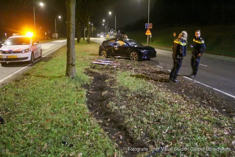 Auto vliegt uit de bocht in Huizen, beide inzittenden ontkennen te hebben gereden