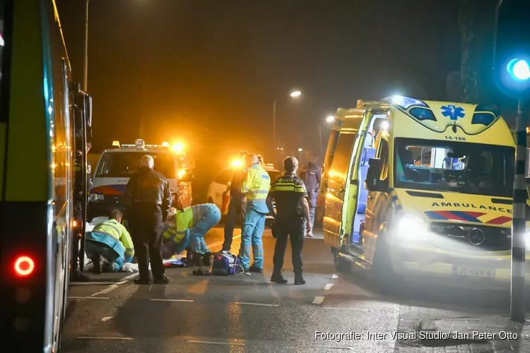 Vrouw ernstig gewond bij aanrijding met bus in Kortenhoef