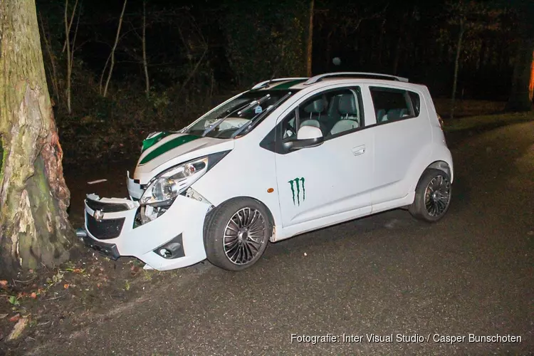 Auto tegen boom in Naarden