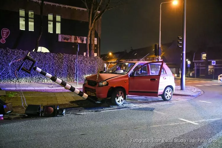 Automobiliste onder invloed tegen stoplicht gereden