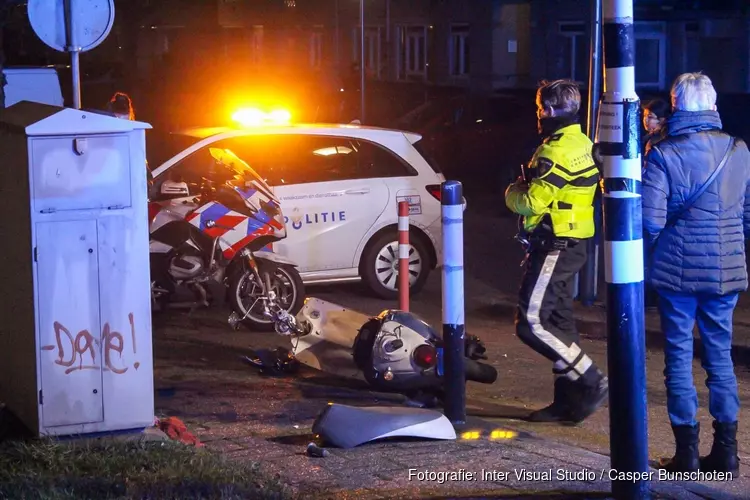 Botsing tussen auto en brommer in Huizen