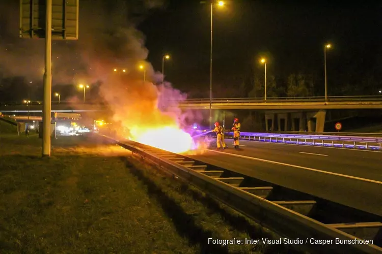 Auto uitgebrand op A1 bij Bussum