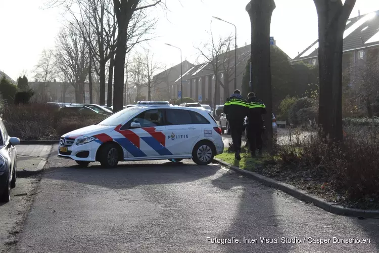 Straat afgezet door vrijgekomen gas in Huizen