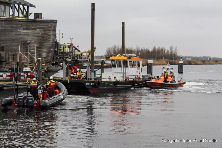 Werkboot van 25 ton weggesleept naar haven door KNRM