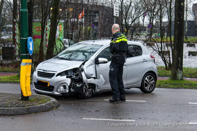 Automobilist komt tot stilstand tegen lantaarnpaal in Eemnes