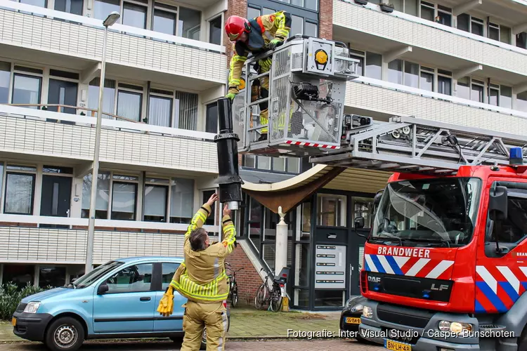 Brandweer haalt schoorsteen van flatgebouw in Bussum