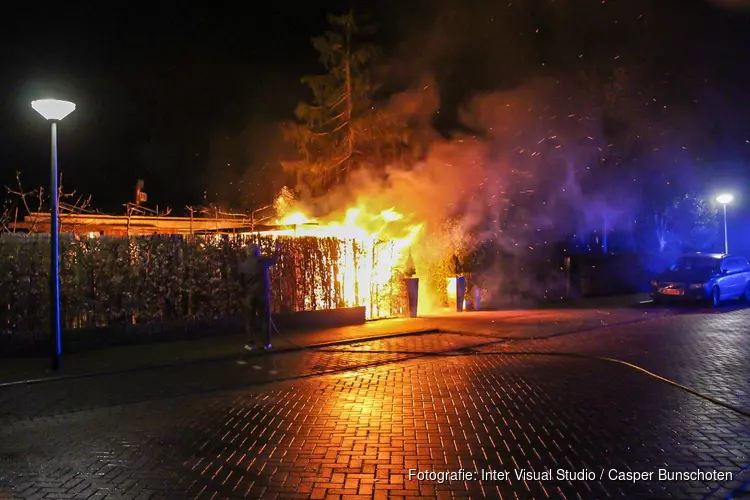 Schuurbrand met hoge vlammen in Huizen