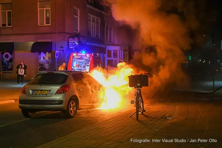 Auto vliegt in brand na technisch mankement