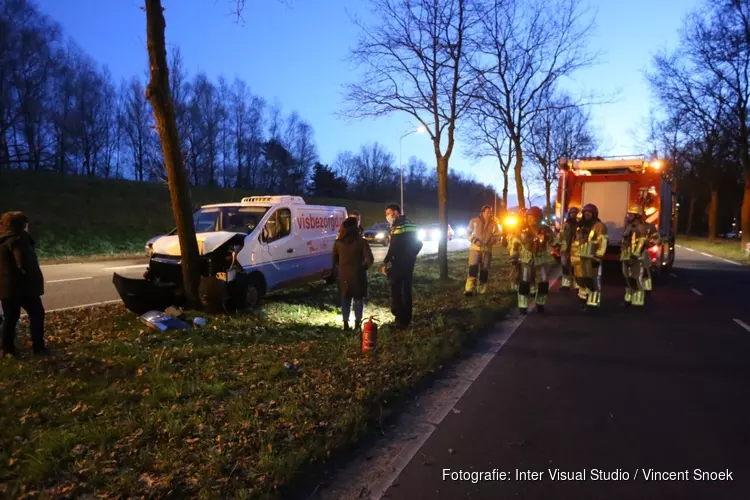 Bestelbus tegen boom gereden in Blaricum, man gewond