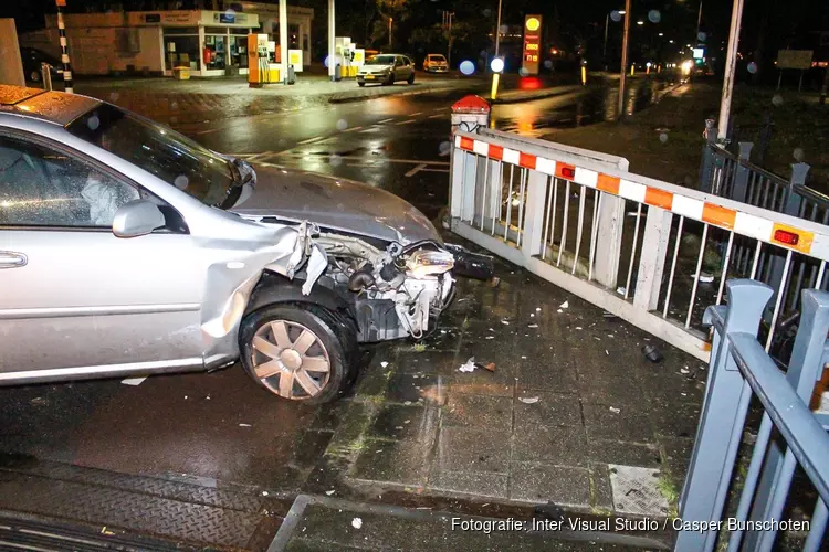 Auto tegen brug gereden in Naarden