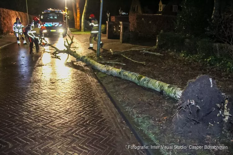 Stormschade aan de Sint Jansstraat in Laren