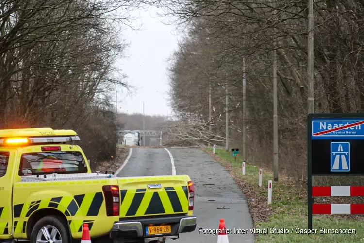 A1 afgezet bij Naarden vanwege storm