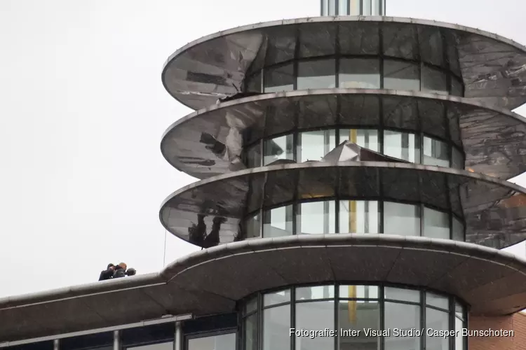 Platen waaien los bij station Hilversum,omgeving ruim afgezet