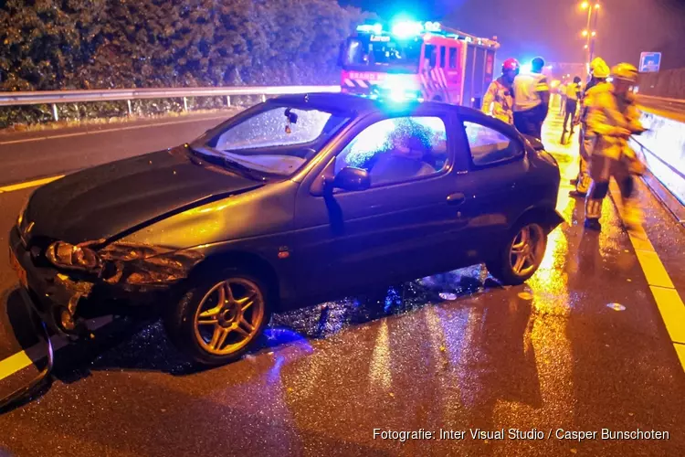 Auto tegen vangrail op A1