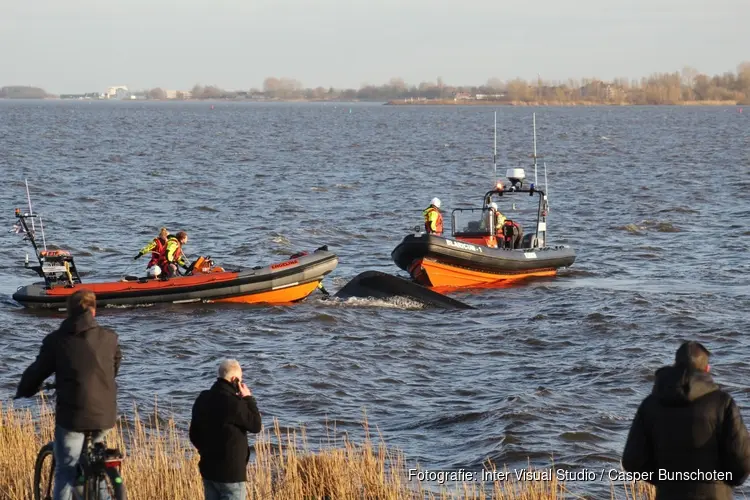 Zoekactie bij haven Almere, omgeslagen boot aangetroffen