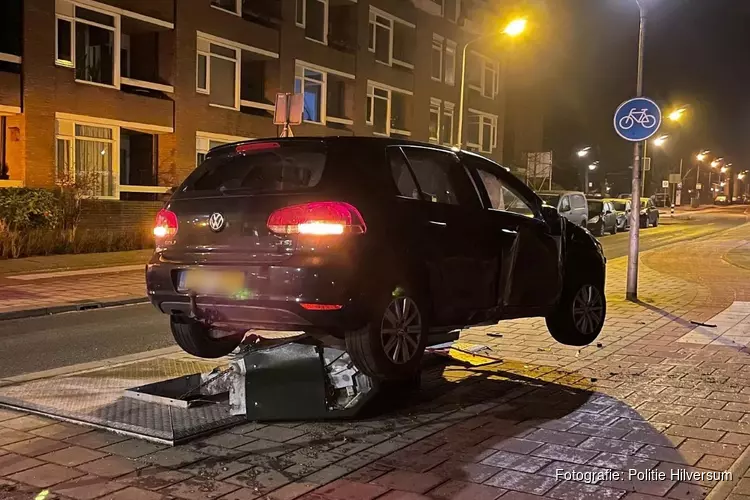 Bestuurder onder invloed en zonder rijbewijs crasht in Hilversum