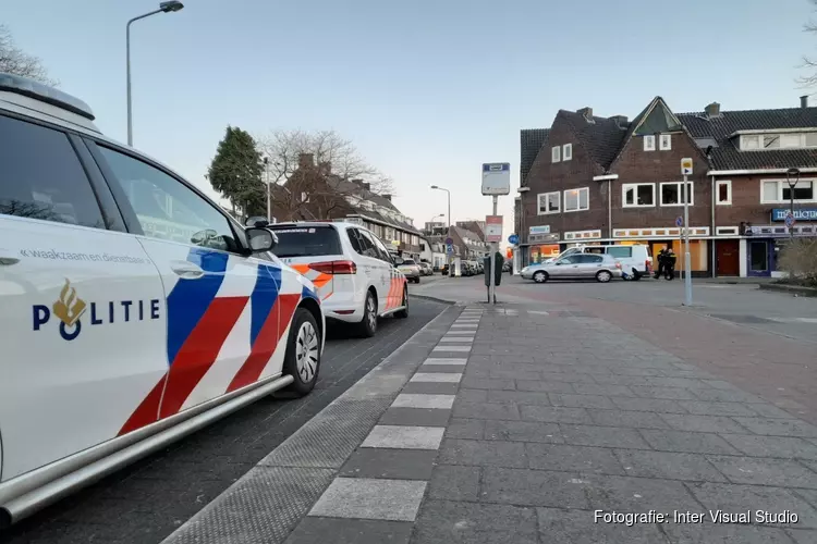 Politie in kogelwerende vesten valt panden Hilversum binnen