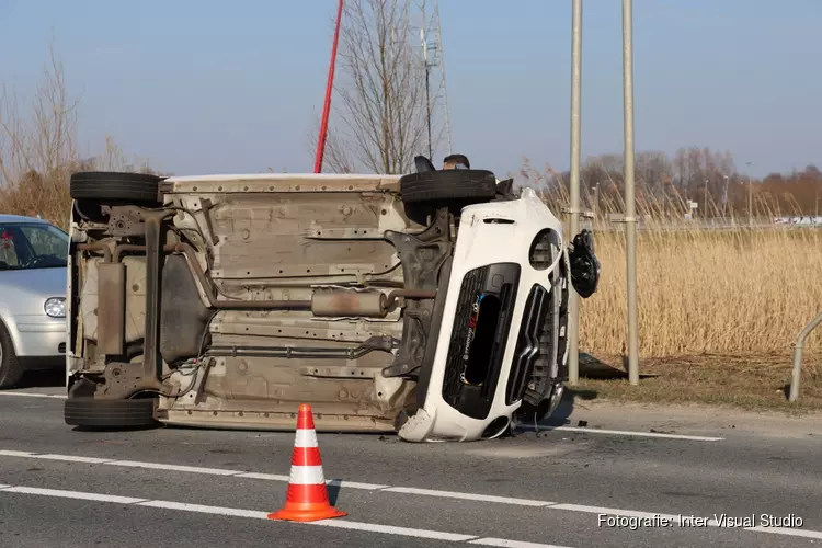 Auto op z&#39;n kant in Muiden