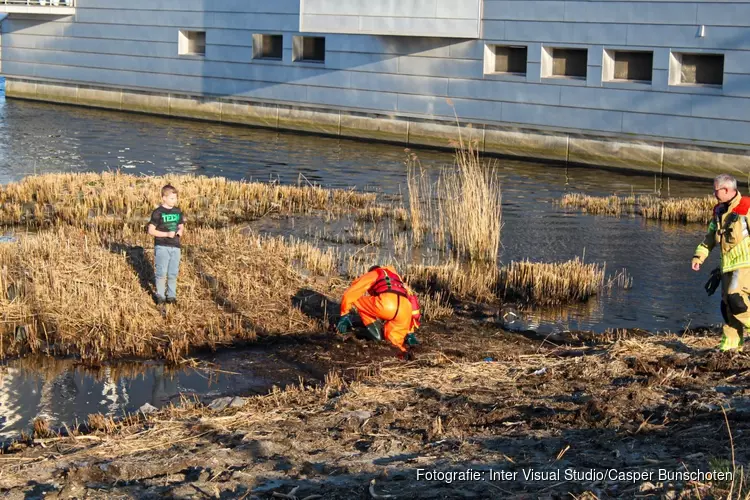 Jongetje bevrijd van eilandje in Huizen