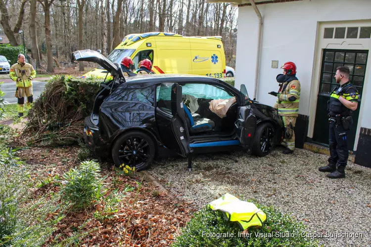 Auto rijdt tegen woning in Huizen