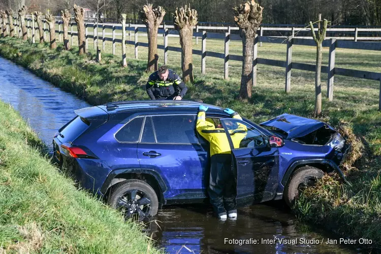 Automobilist te water in Baarn