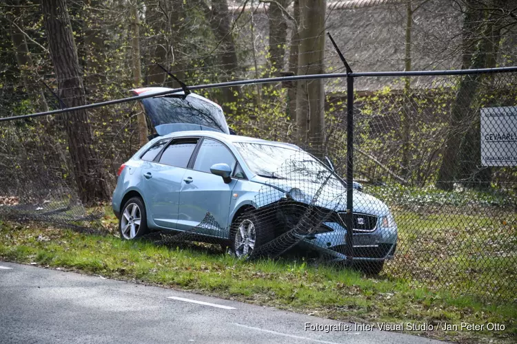 Auto tegen hek Korporaal van Oudheusden kazerne gereden