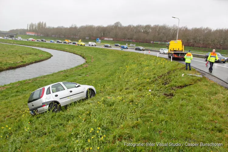 Auto slaat over de kop op afrit A27