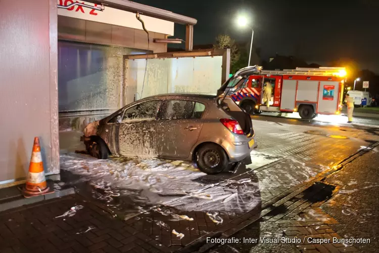 Auto in brand in wasbox in Hilversum