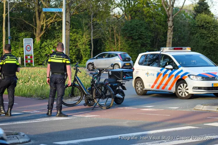 Fietsster gewond na botsing met bezorgscooter in Huizen