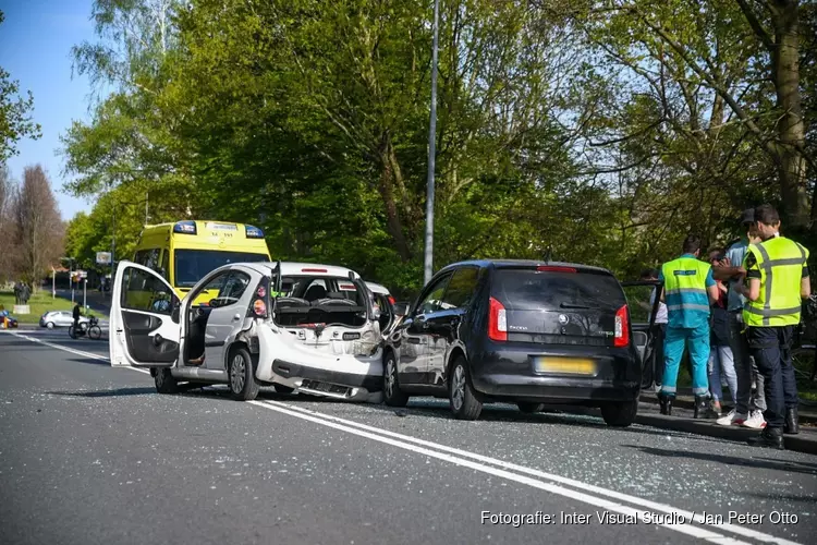 Vier auto&#39;s botsen op doorgaande weg in Hilversum