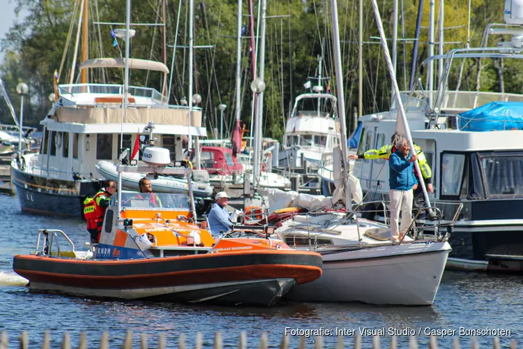 Zeilboot dreigt te zinken op IJsselmeer