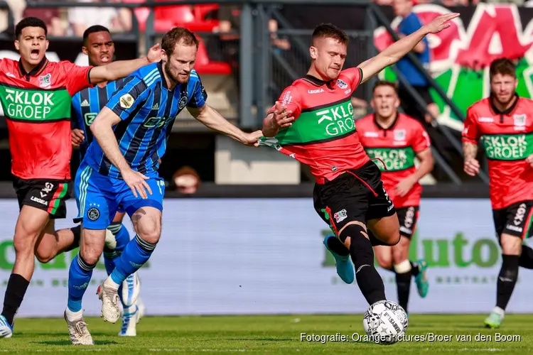 Ajax op het nippertje langs NEC