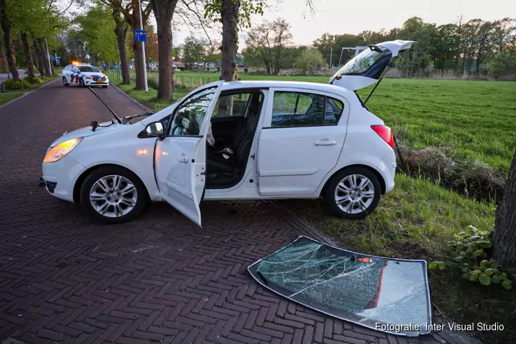 Auto tegen boom gereden in Naarden