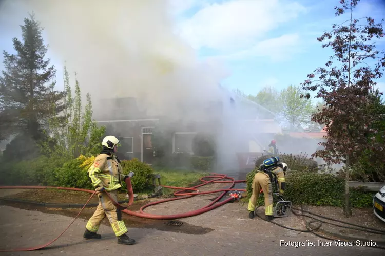 Grote brand in woning met rietendak in Laren