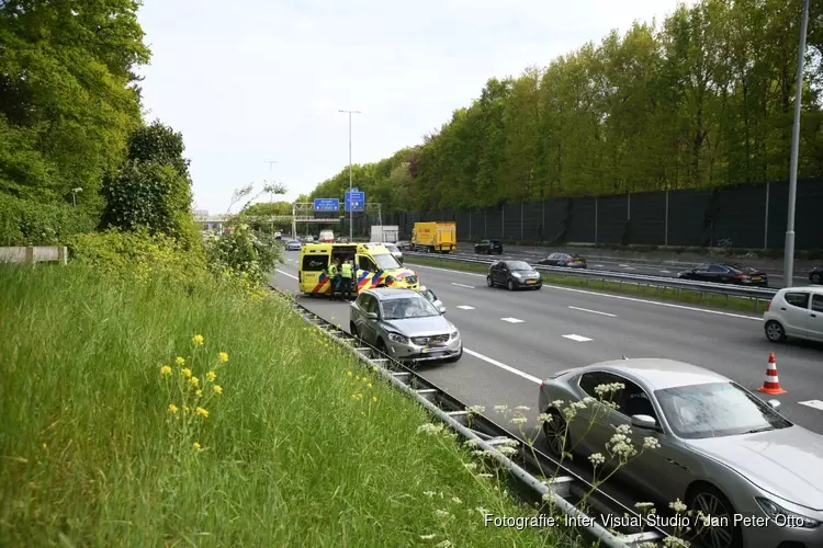 Kopstaart-botsing op A1 bij Laren, één gewonde