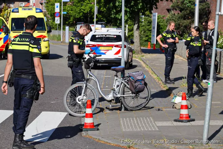 Vrouw in Bussum op elektrische fiets aangereden, automobilist slaat op de vlucht