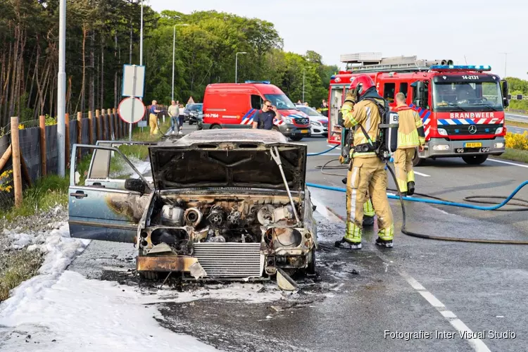 Auto in brand op afrit Hilversum