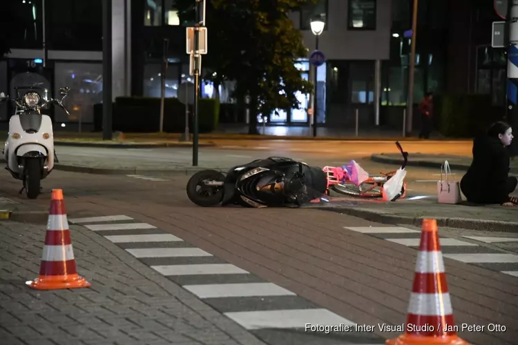 Scooterrijder gewond na botsing met fietser