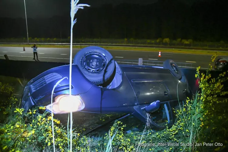 Auto over de kop op A27 bij Hilversum