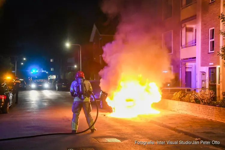 Auto door brand verwoest in Hilversum