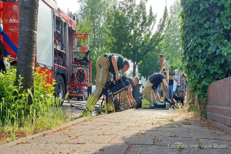 Bewoonster licht gewond bij kleine keukenbrand in Huizen